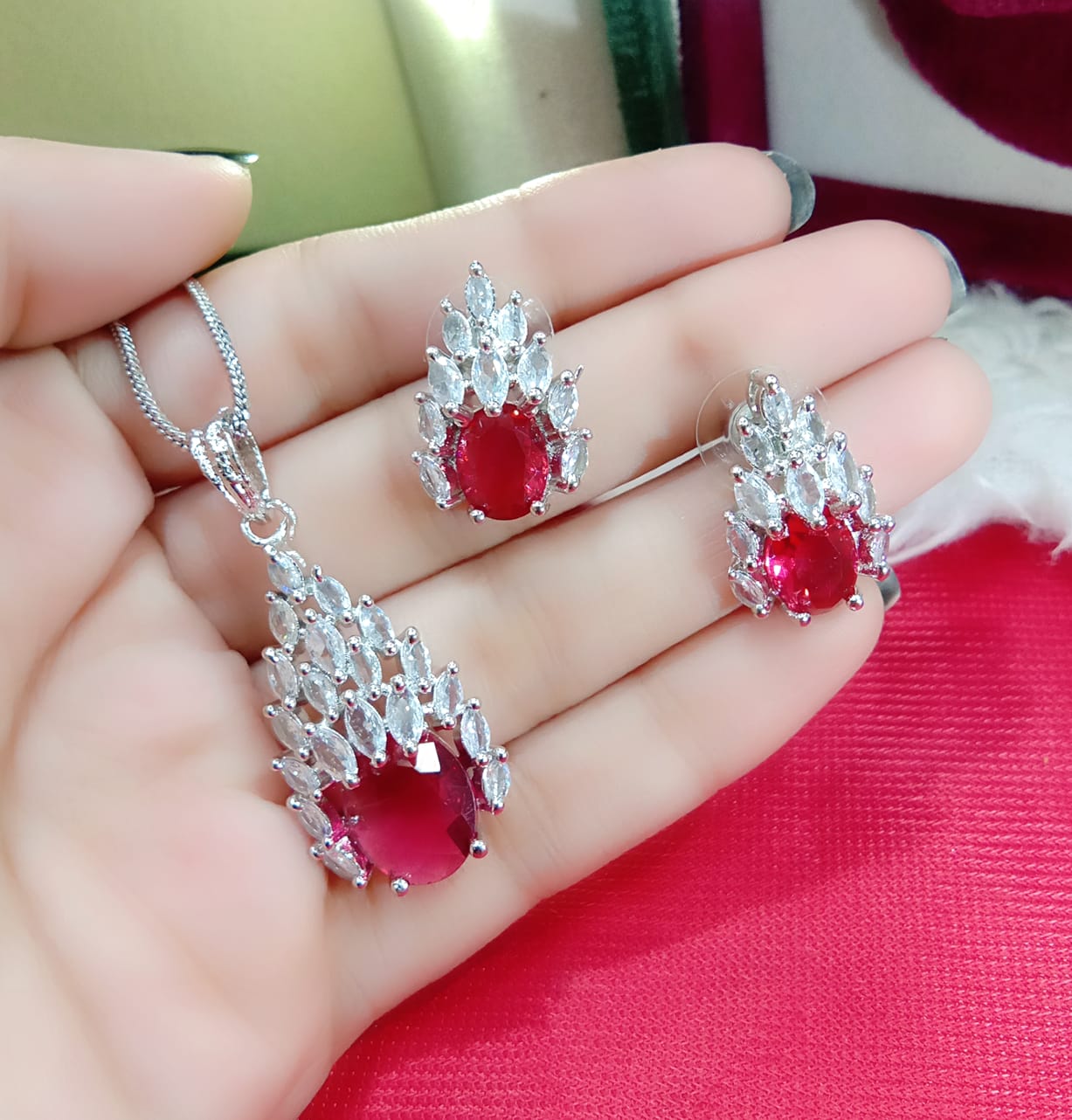 Beautiful Pendant Necklaces Set